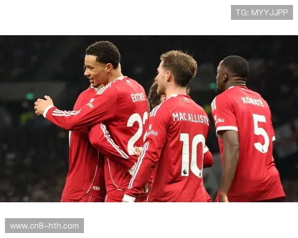 热刺对阵利物浦一役，西蒙斯红牌改变比赛走向引热议。